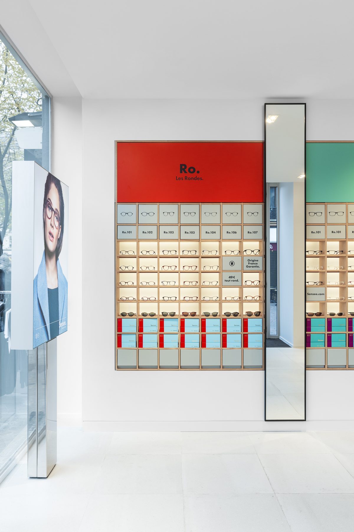 Vitrine sur rue et mur de montures de la boutique Sensee