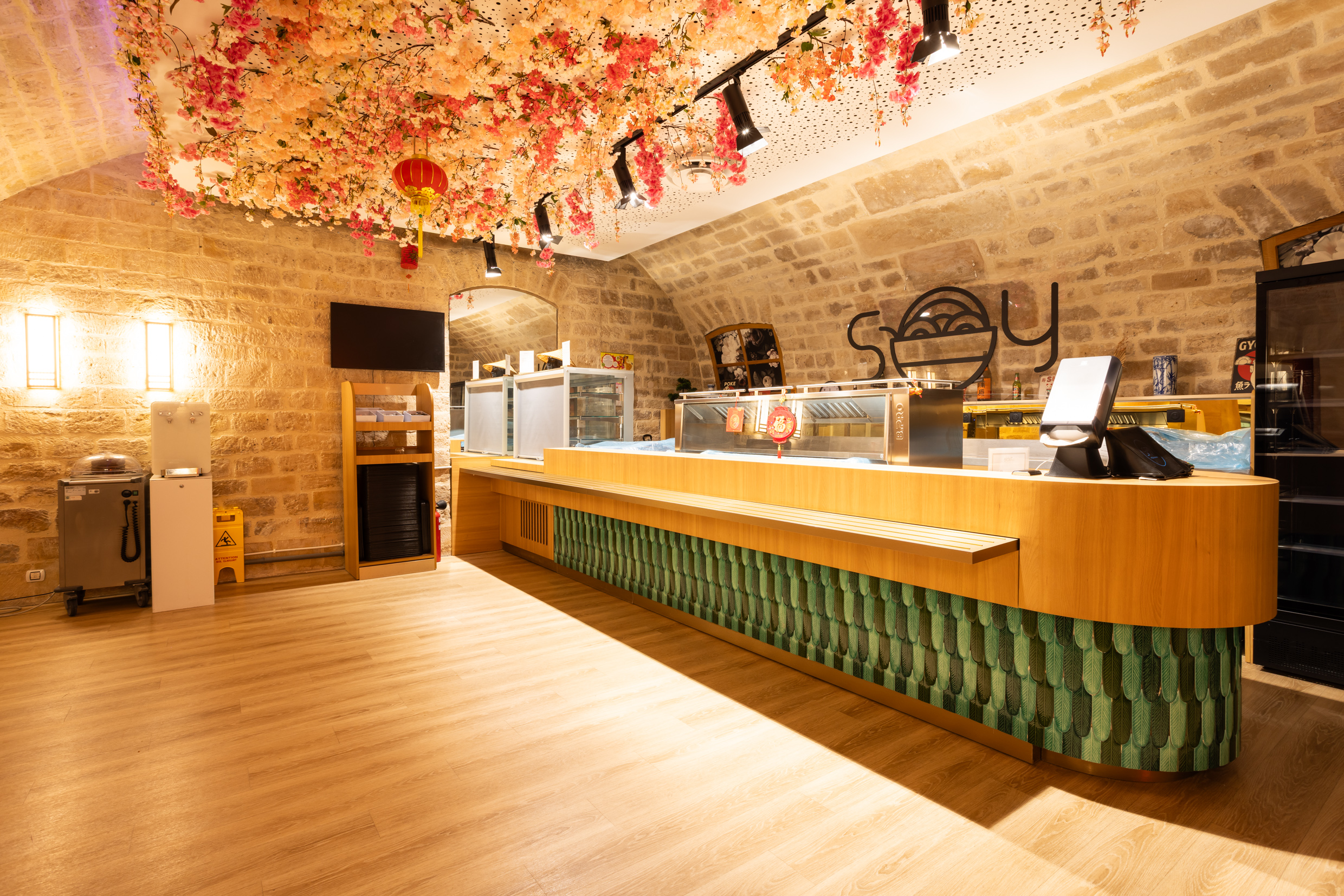 Corner de restauration japonaise SOY sous voûte en pierre, espace de vie Agora