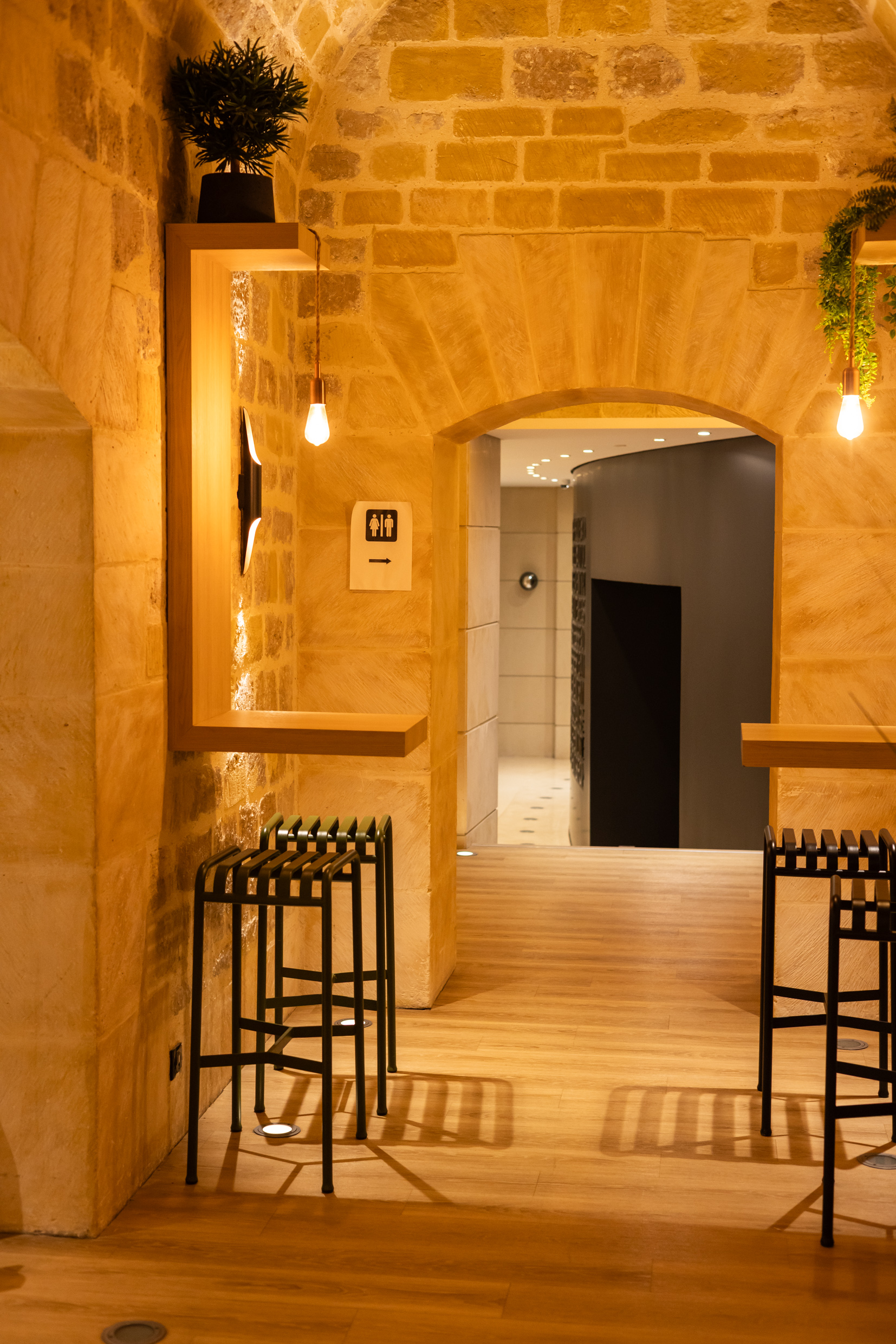 Comptoir du corner SOY et enseigne, sous voûtes en pierre, Agora