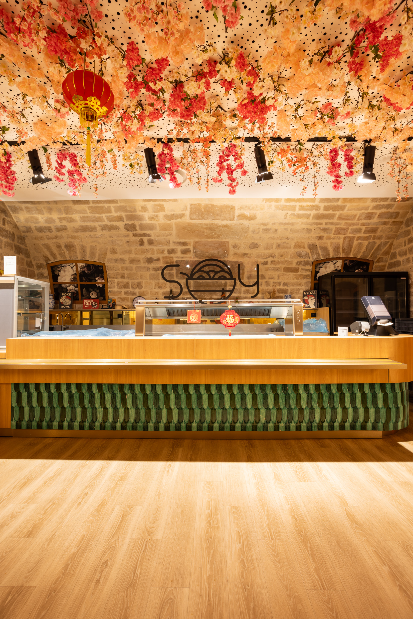 Corner sushi SOY au plafond fleuri de cerisiers, Agora