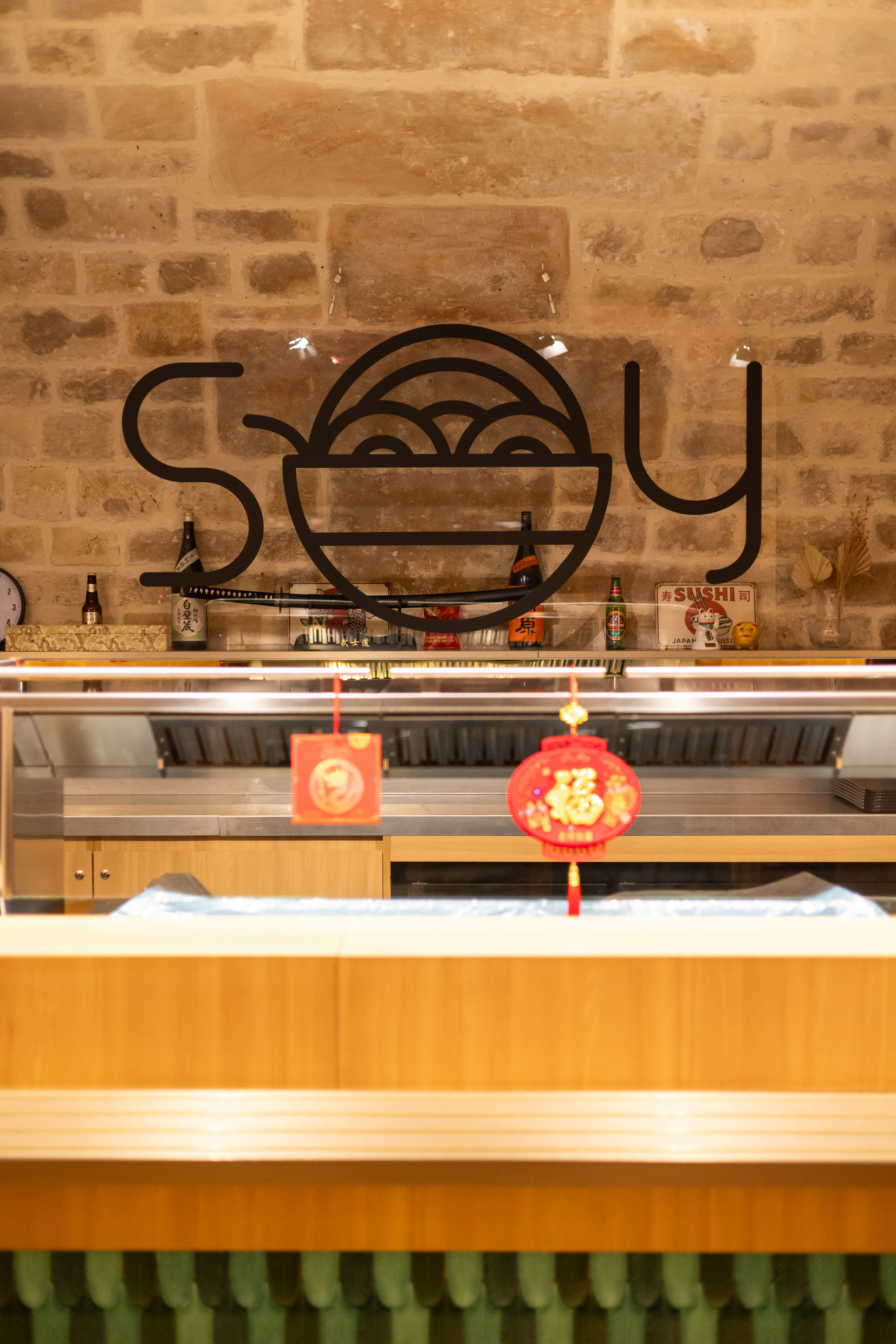 Salle voûtée avec cadre fleuri et banquettes, restaurant d'entreprise Agora