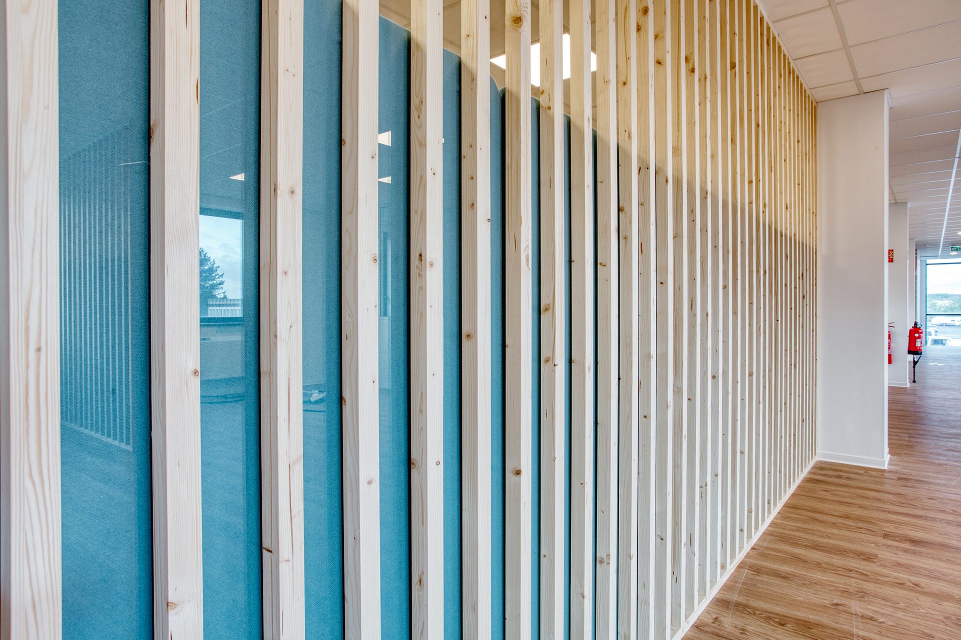 Détail des tasseaux de bois verticaux du claustra acoustique