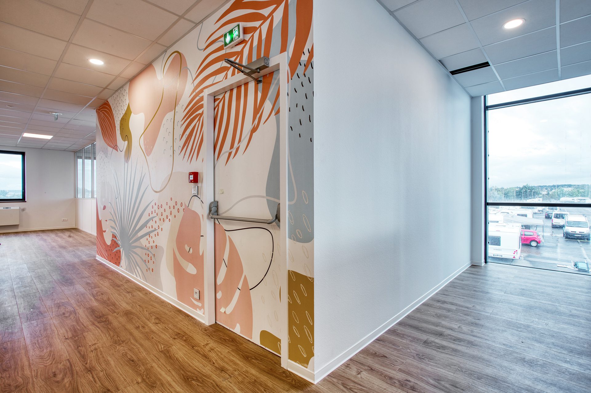 Fresque murale végétale et couloir en sol bois, aménagement du laboratoire par Isospace