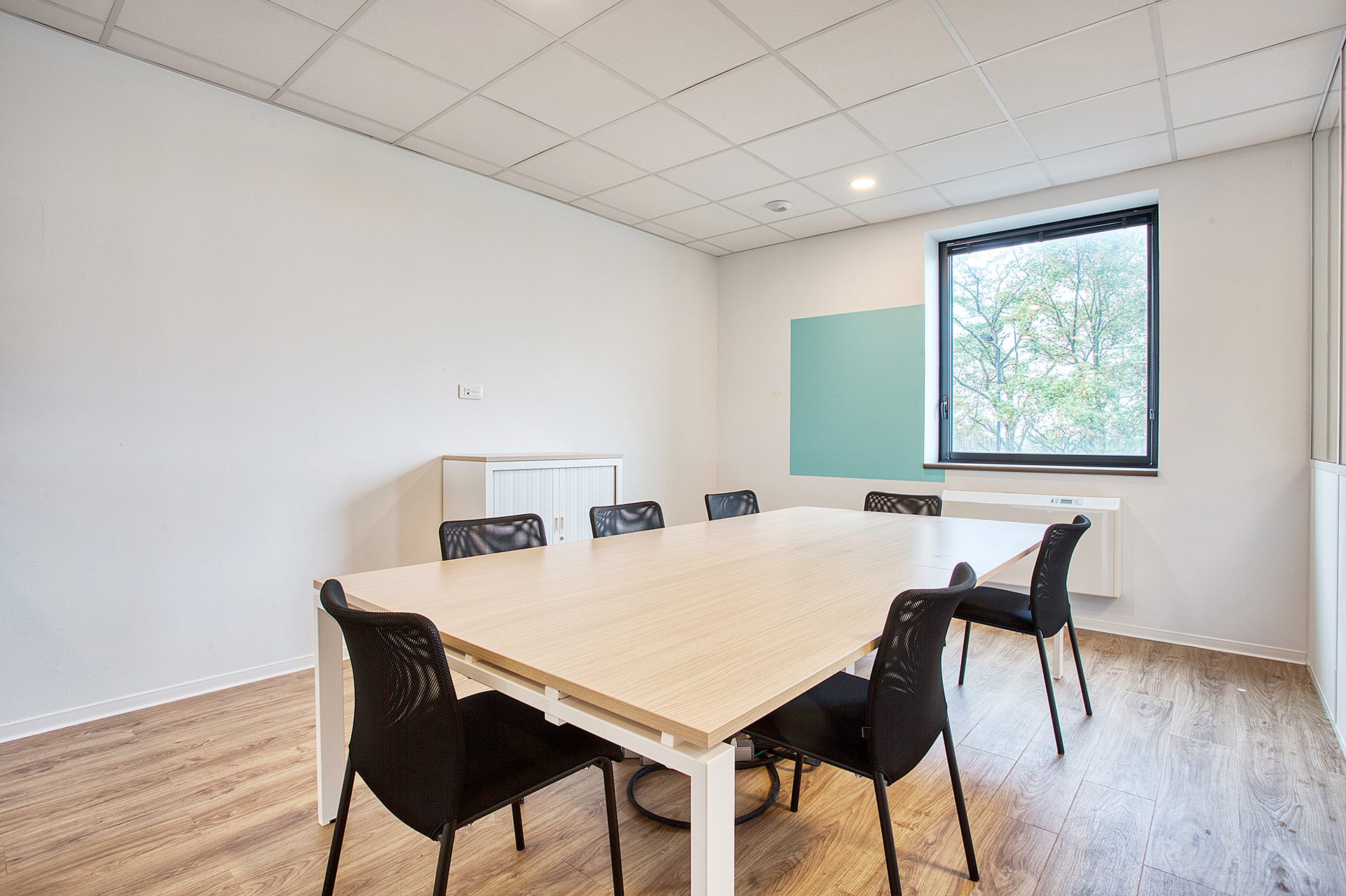 Salle de réunion équipée d'un panneau acoustique turquoise
