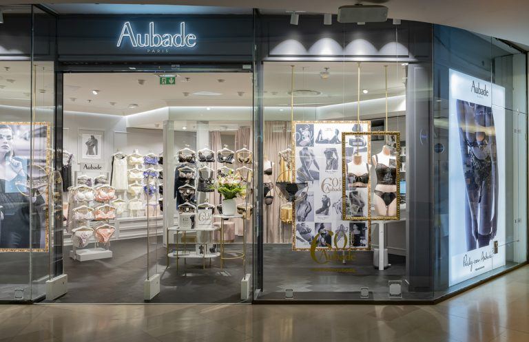 Façade vitrée de la boutique Aubade dans le centre commercial des 4 Temps à La Défense