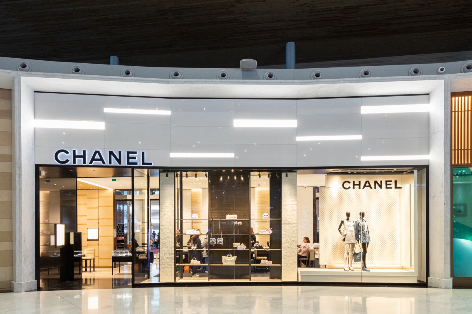 Le pop-up store Chanel dans la galerie du Terminal 2E de Roissy-CDG