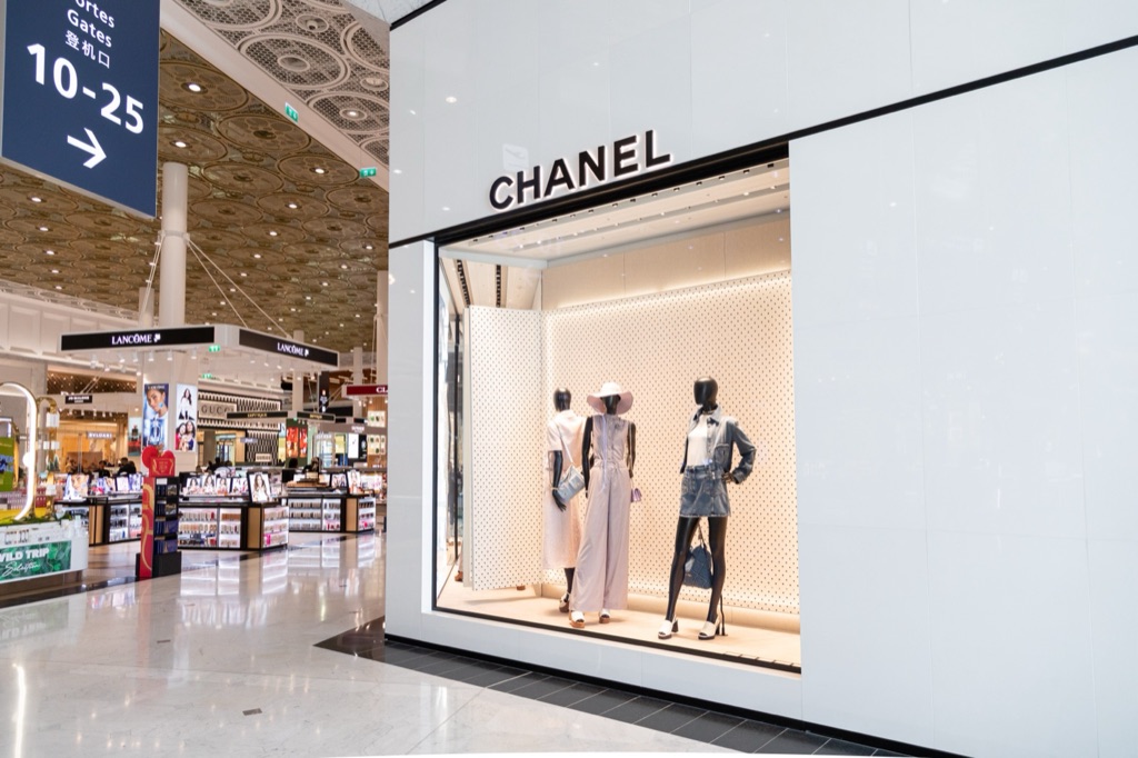 Pop-up store Chanel au Terminal 2E de l’aéroport Paris-CDG réalisé par Isospace Brands