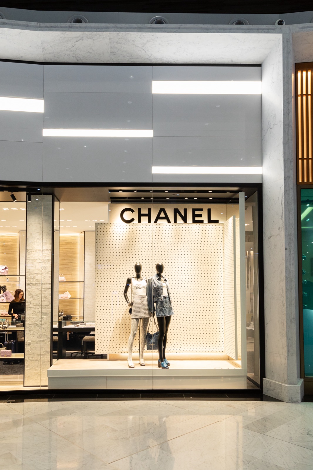 Intérieur du pop-up store Chanel avec le logo de la maison