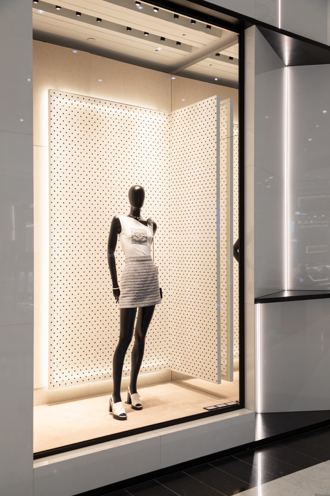 Mannequin Chanel mis en scène dans une niche lumineuse