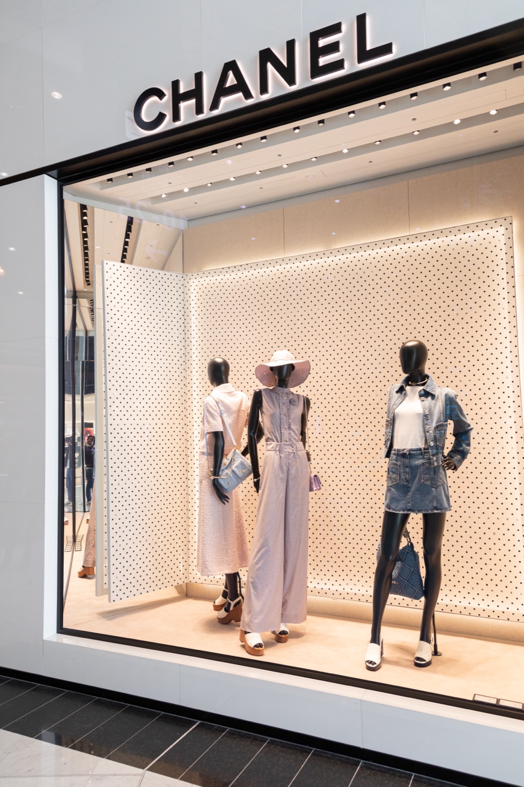 Mannequins présentant la collection Chanel dans le pop-up store