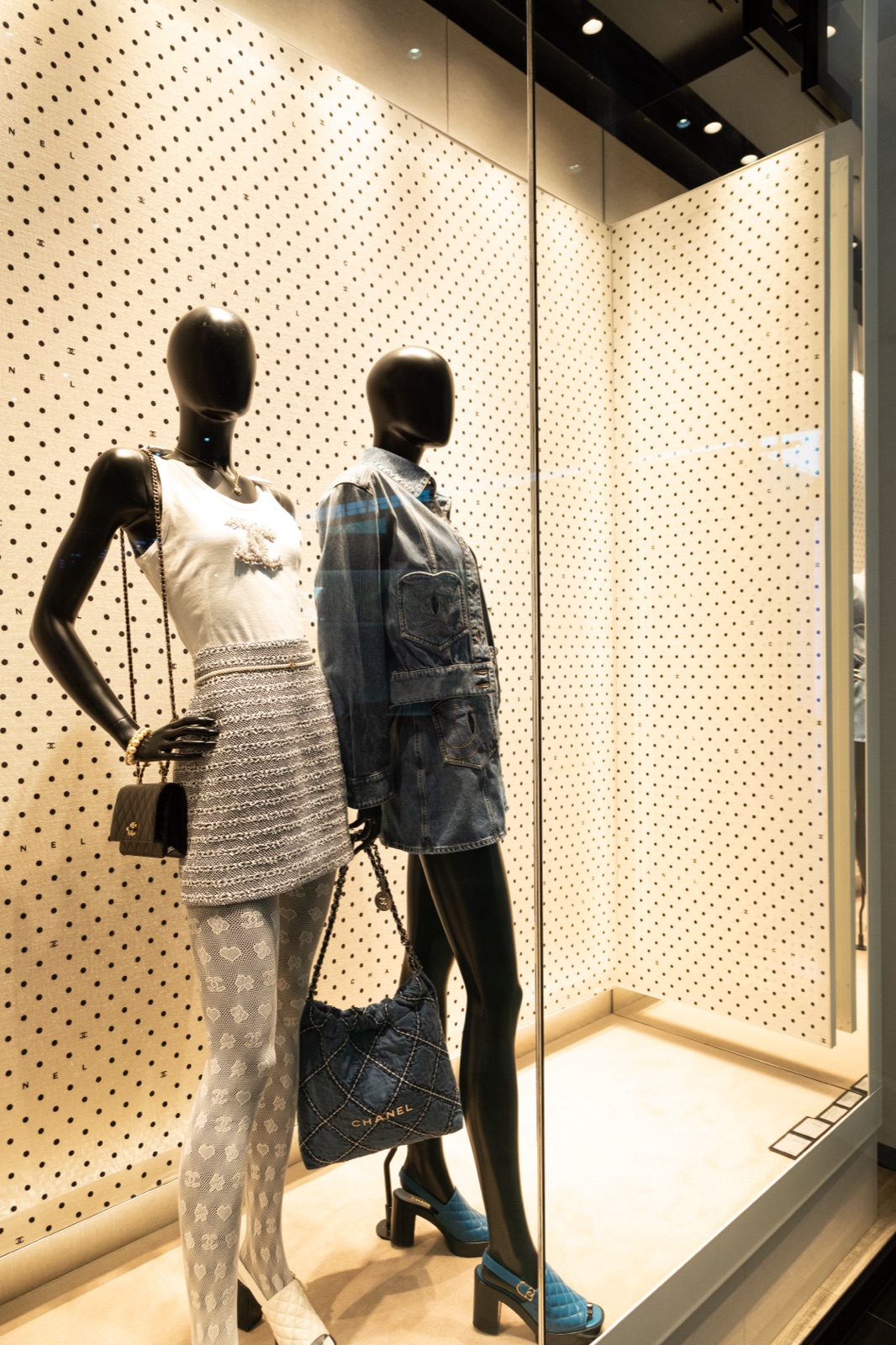 Présentation des sacs Chanel dans le pop-up store