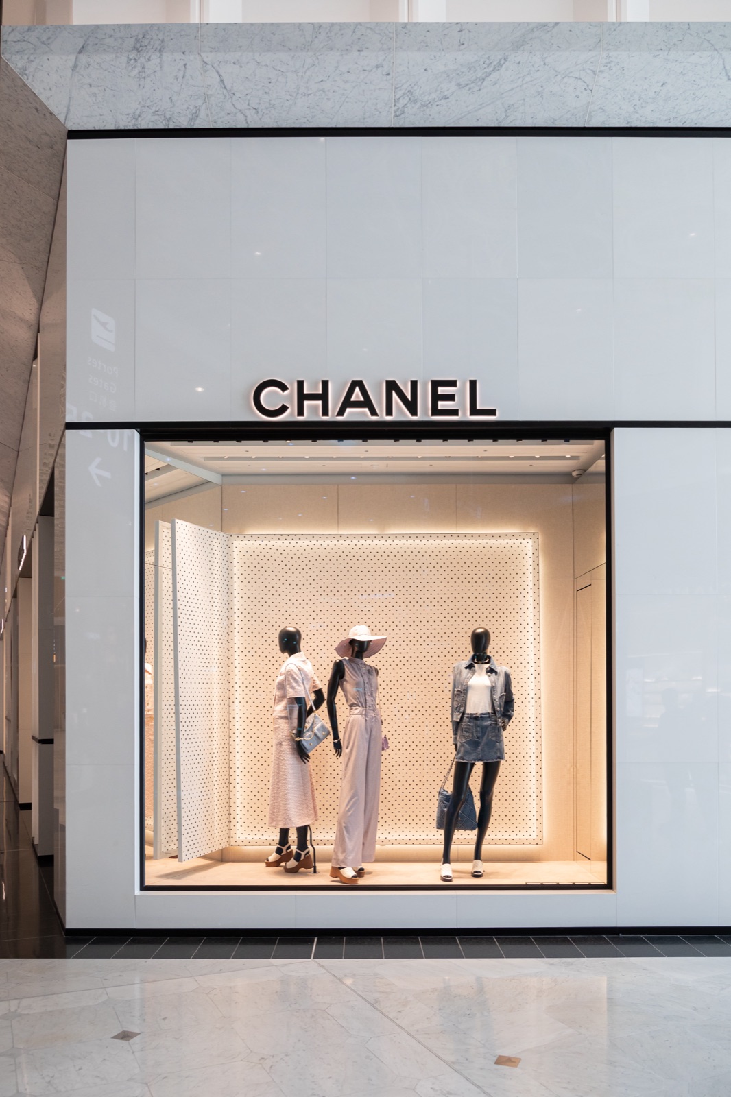 Devanture du pop-up store Chanel et sa façade perforée beige