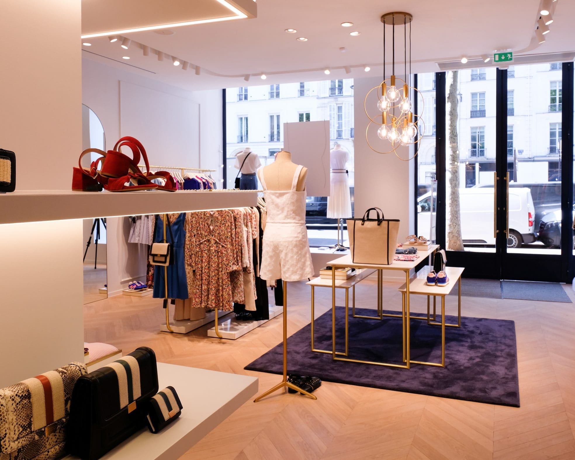 Mobilier en laiton brossé et portants du flagship Claudie Pierlot à Saint-Germain-des-Prés