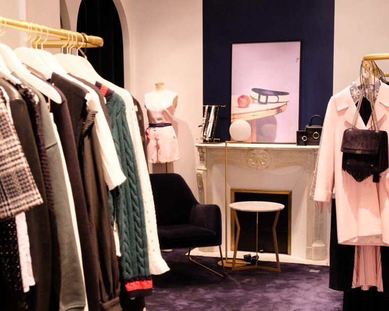Salon d'essayage avec cheminée et moquette prune du flagship Claudie Pierlot à Saint-Germain