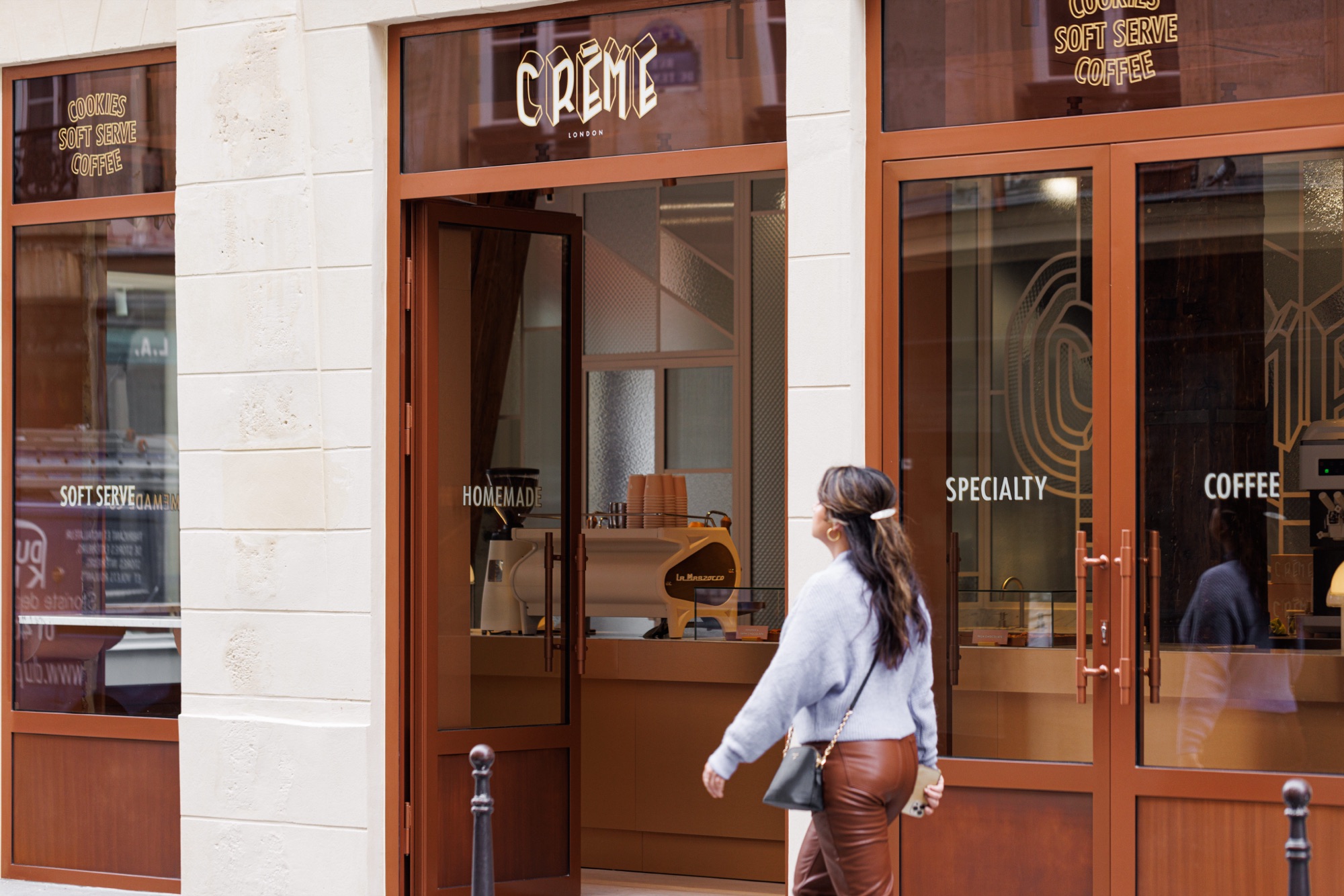 Devanture habillée et enseignes néon de la boutique Crème London par Isospace