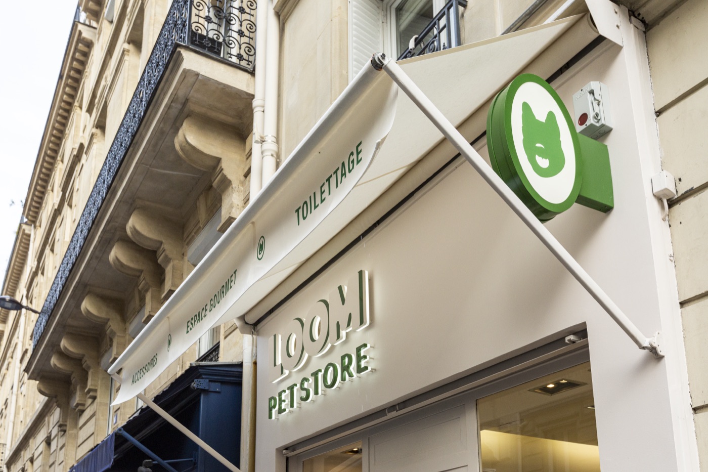 Enseigne drapeau du Loom Pet Store posée par les équipes Isospace