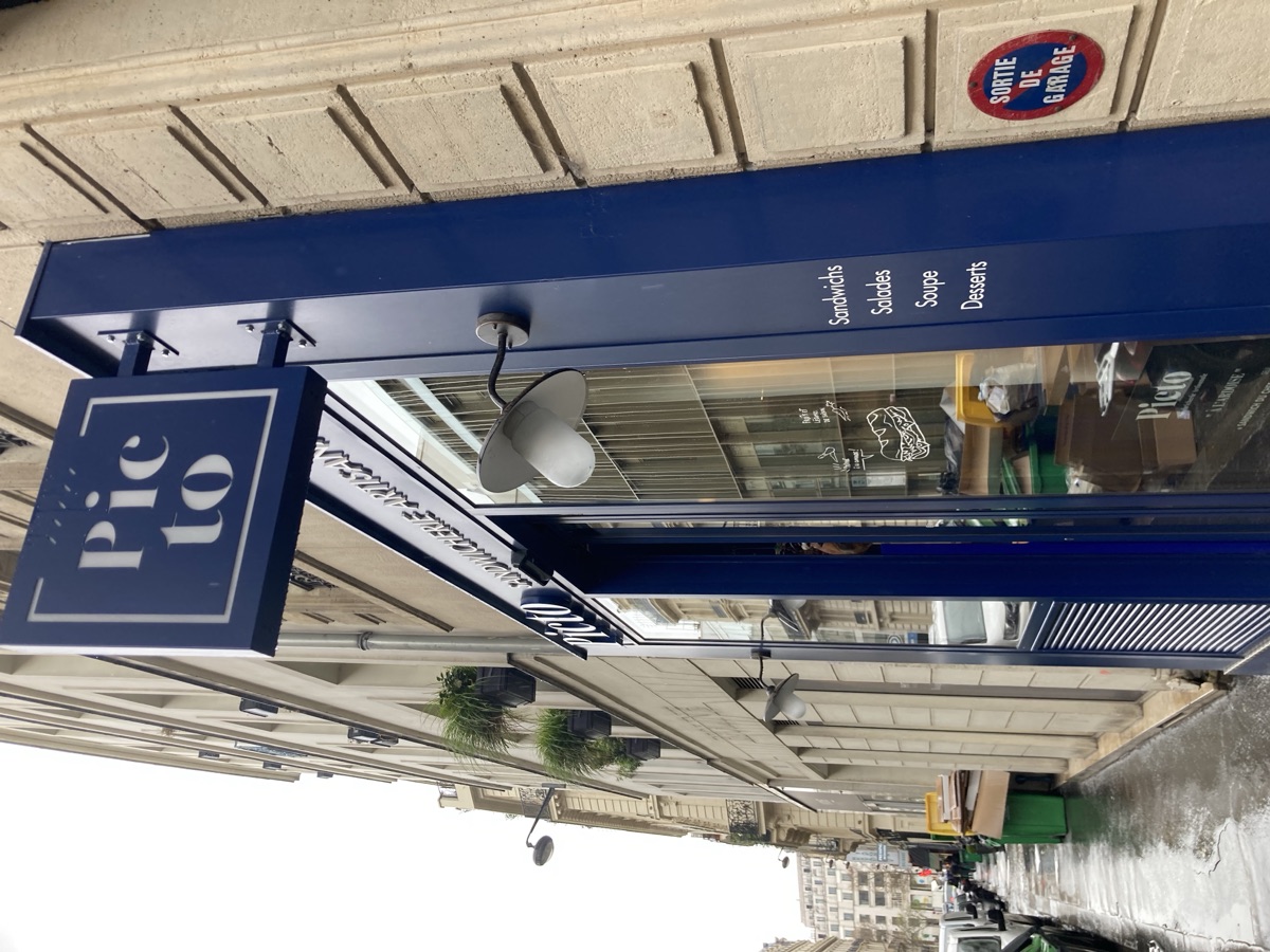 Enseigne drapeau bleue de la sandwicherie Picto posée par Isospace