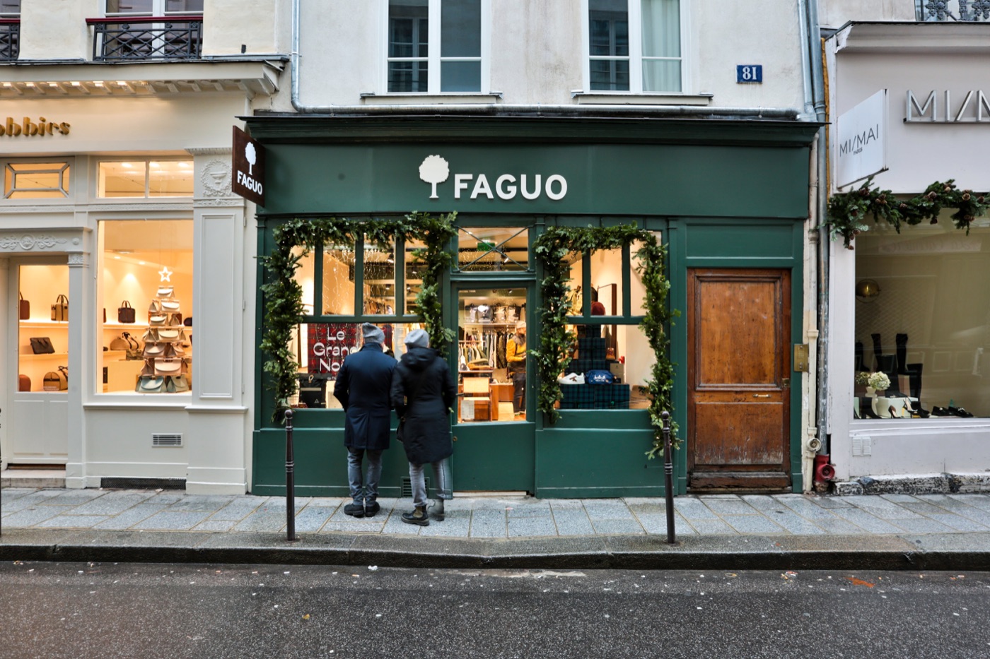 Façade vert sapin et enseigne de la boutique Faguo Le Marais, réalisées par Isospace