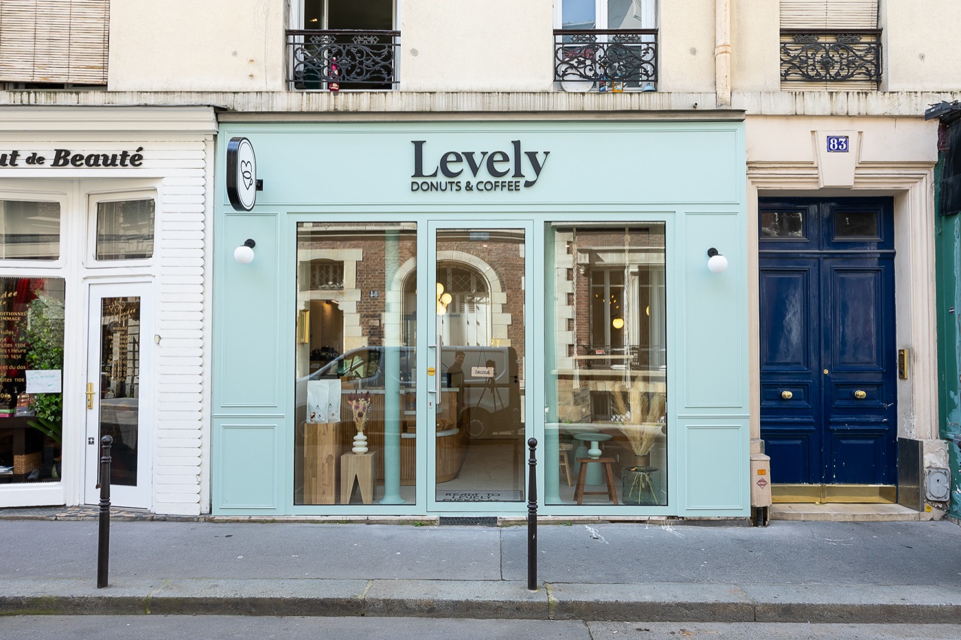 Enseigne bandeau de la boutique Levely Donuts & Coffee réalisée par Isospace