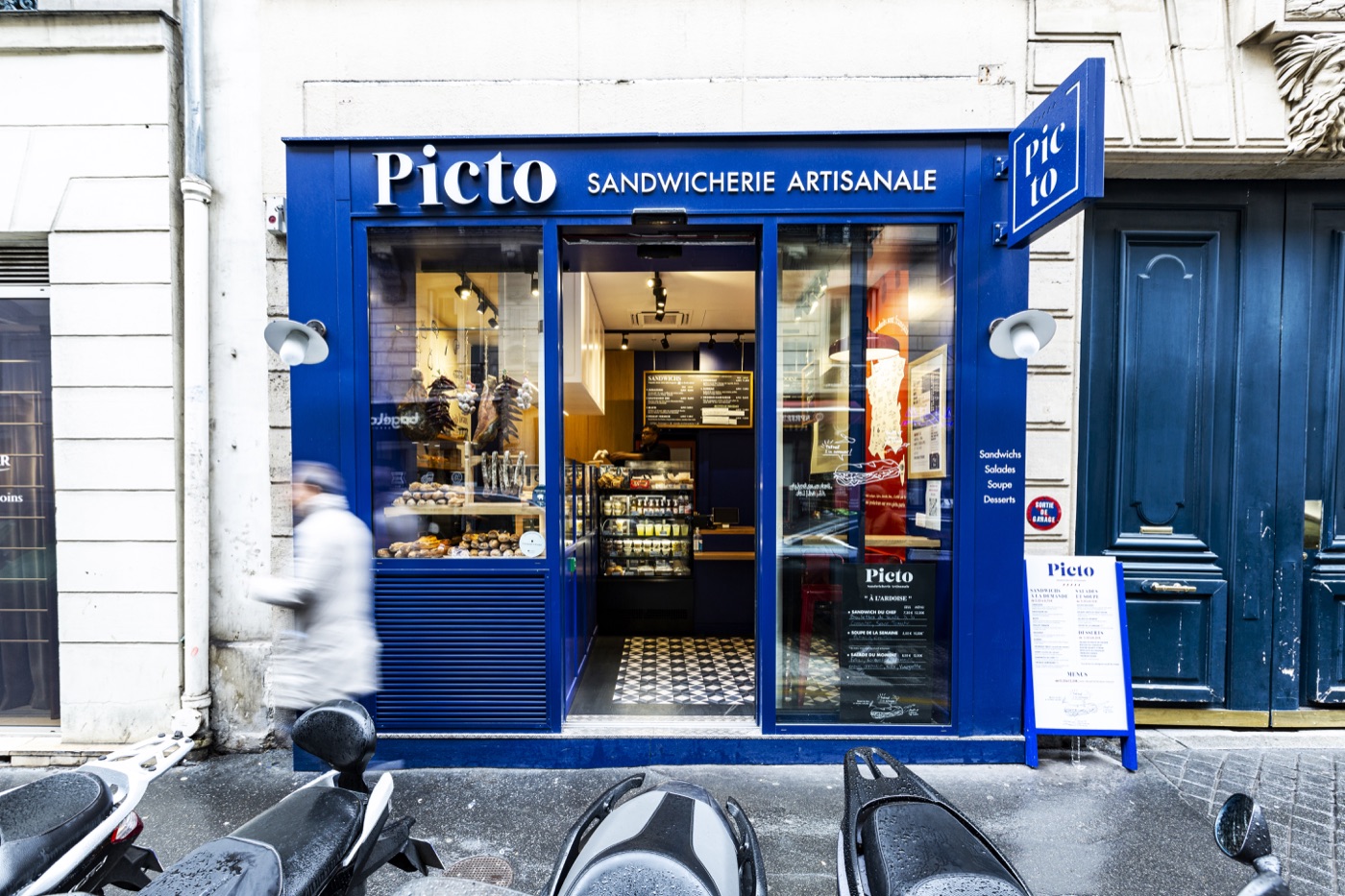 Façade bleue et enseigne de la sandwicherie Picto réalisées par Isospace