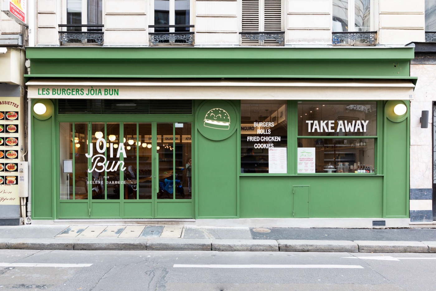 Façade verte et enseigne du restaurant Joïa Bun d’Hélène Darroze par Isospace