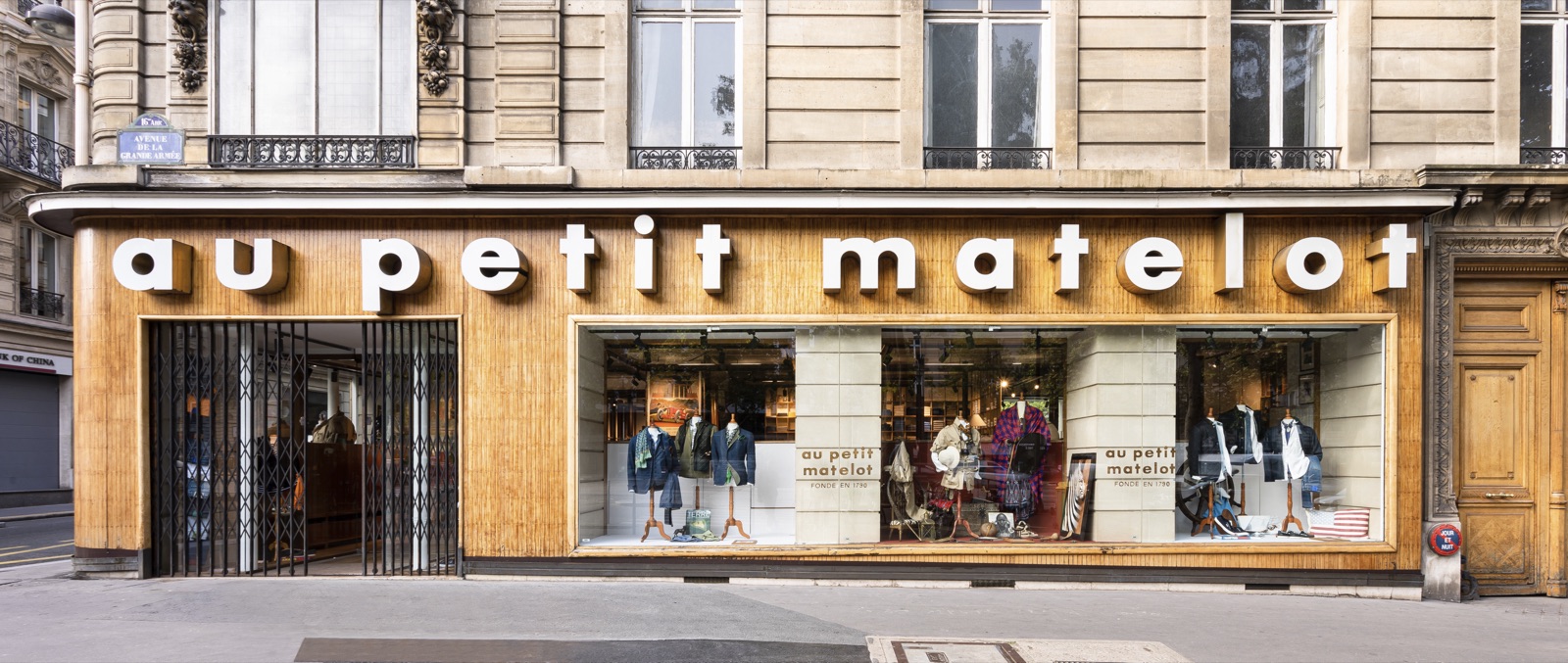 Façade en bois et lettres découpées de la boutique au petit matelot, studio Isospace