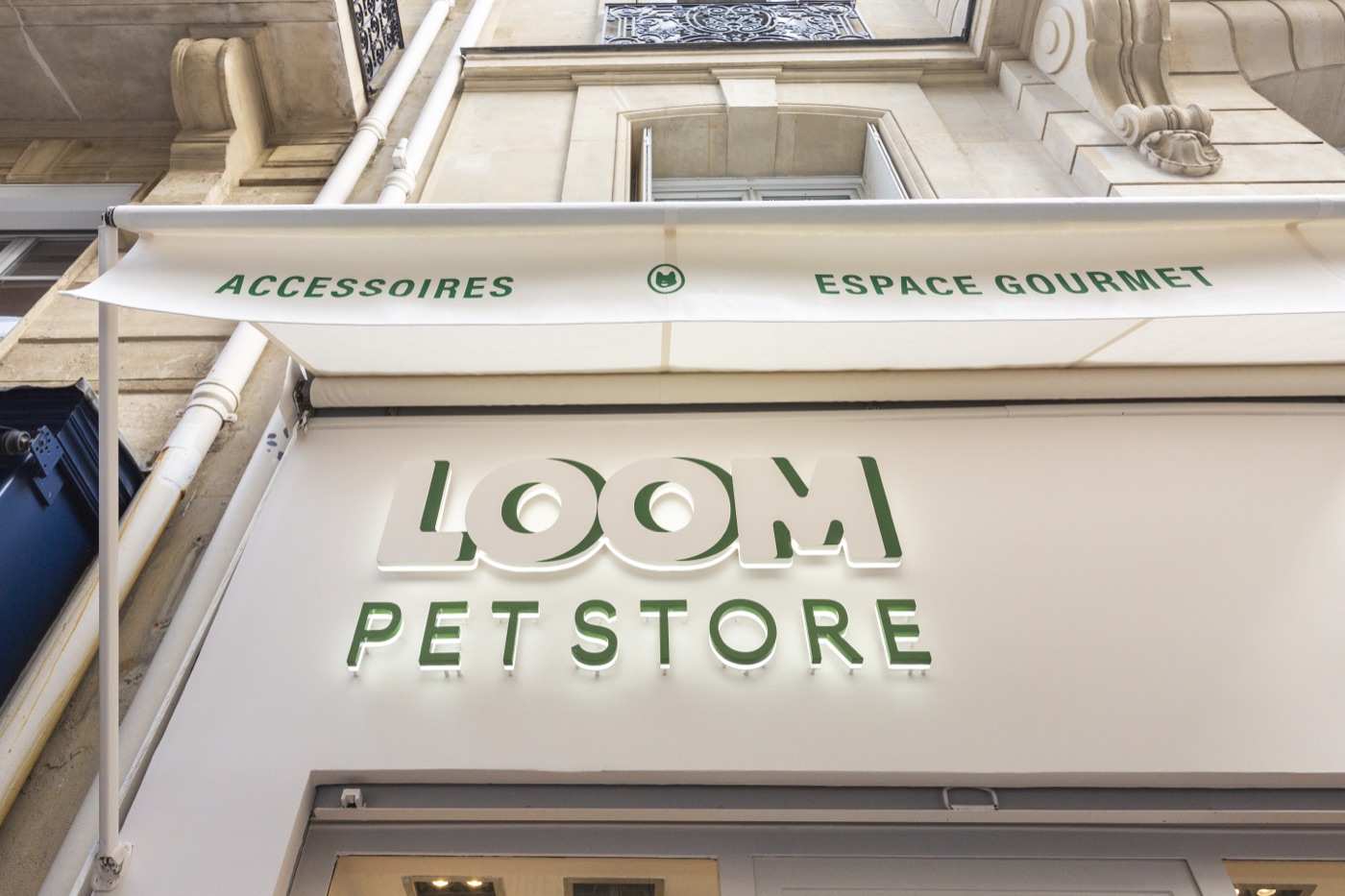 Enseigne en lettres relief rétroéclairées du Loom Pet Store par Isospace