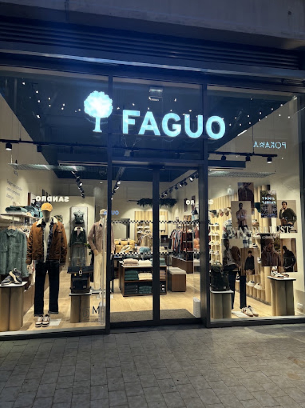 Devanture illuminée de la boutique Faguo à Grenoble le soir