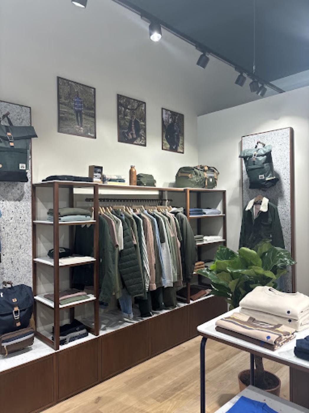 Intérieur de la boutique Faguo Grenoble, présentation des collections et mobilier bois