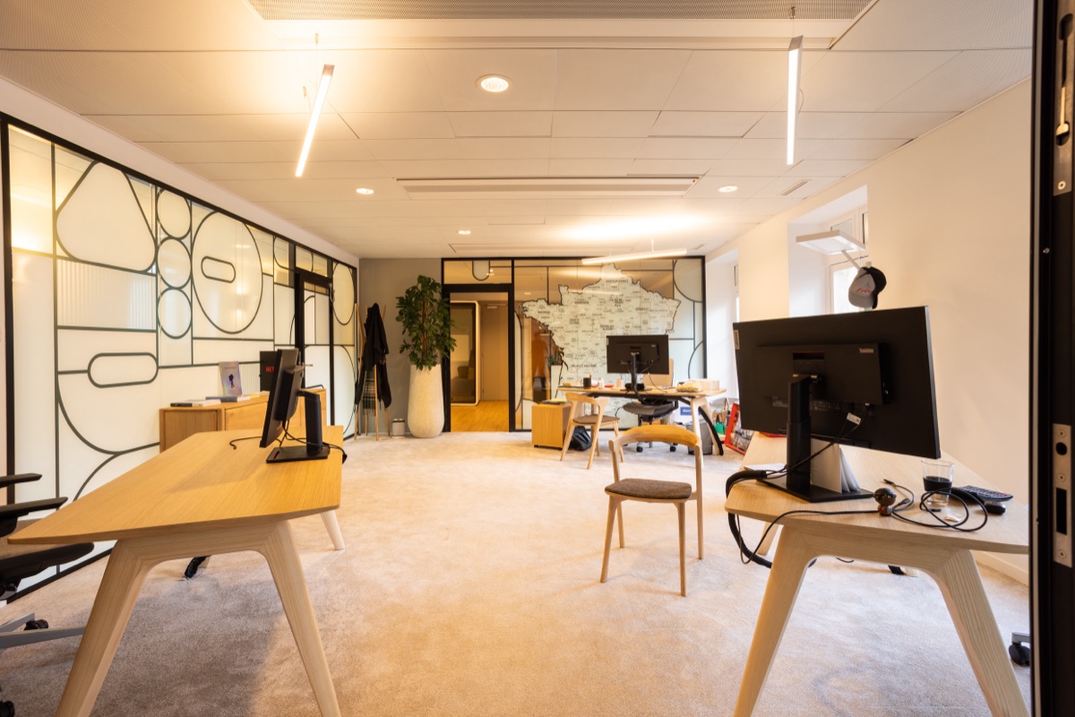 Vitrophanie sur cloison vitrée dans des bureaux aménagés par Isospace