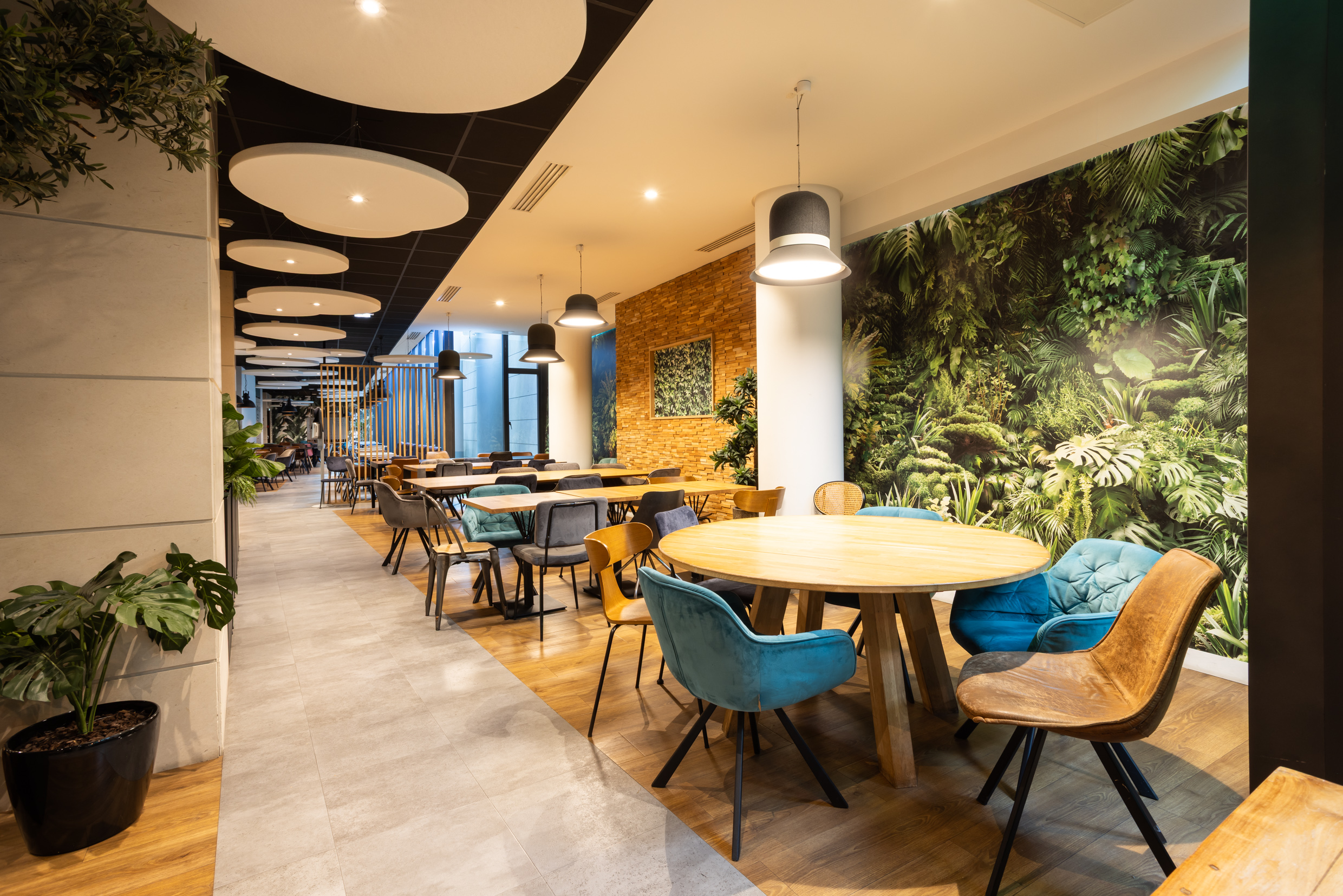Salle de restaurant de la cafétéria Free avec mur végétal et biophilie