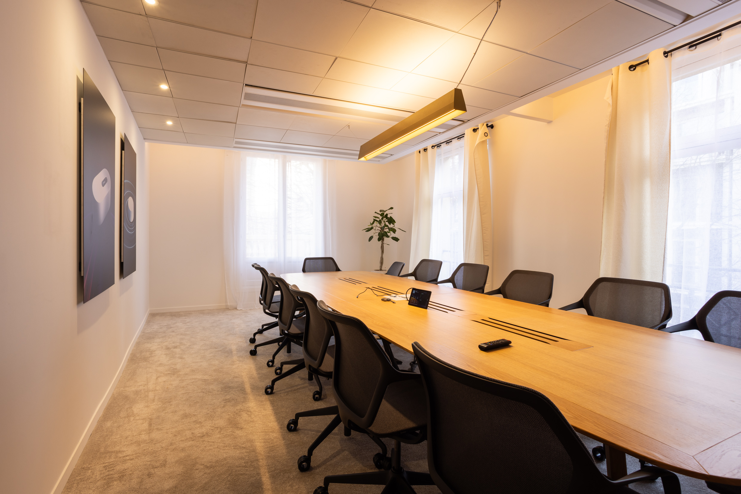 Salle de réunion de direction avec grande table en chêne et fauteuils