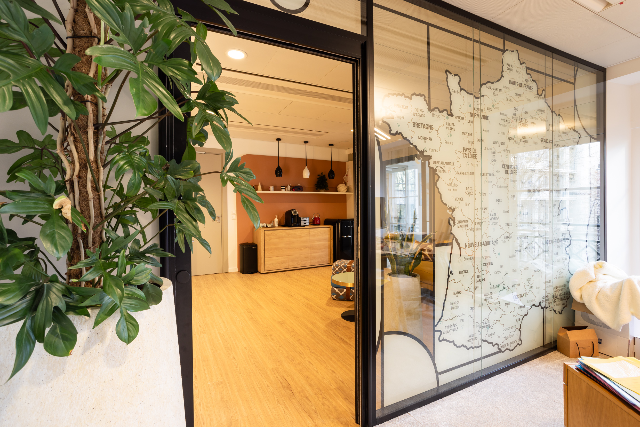 Vitrophanie dépolie représentant une carte de France sur une cloison vitrée de bureaux