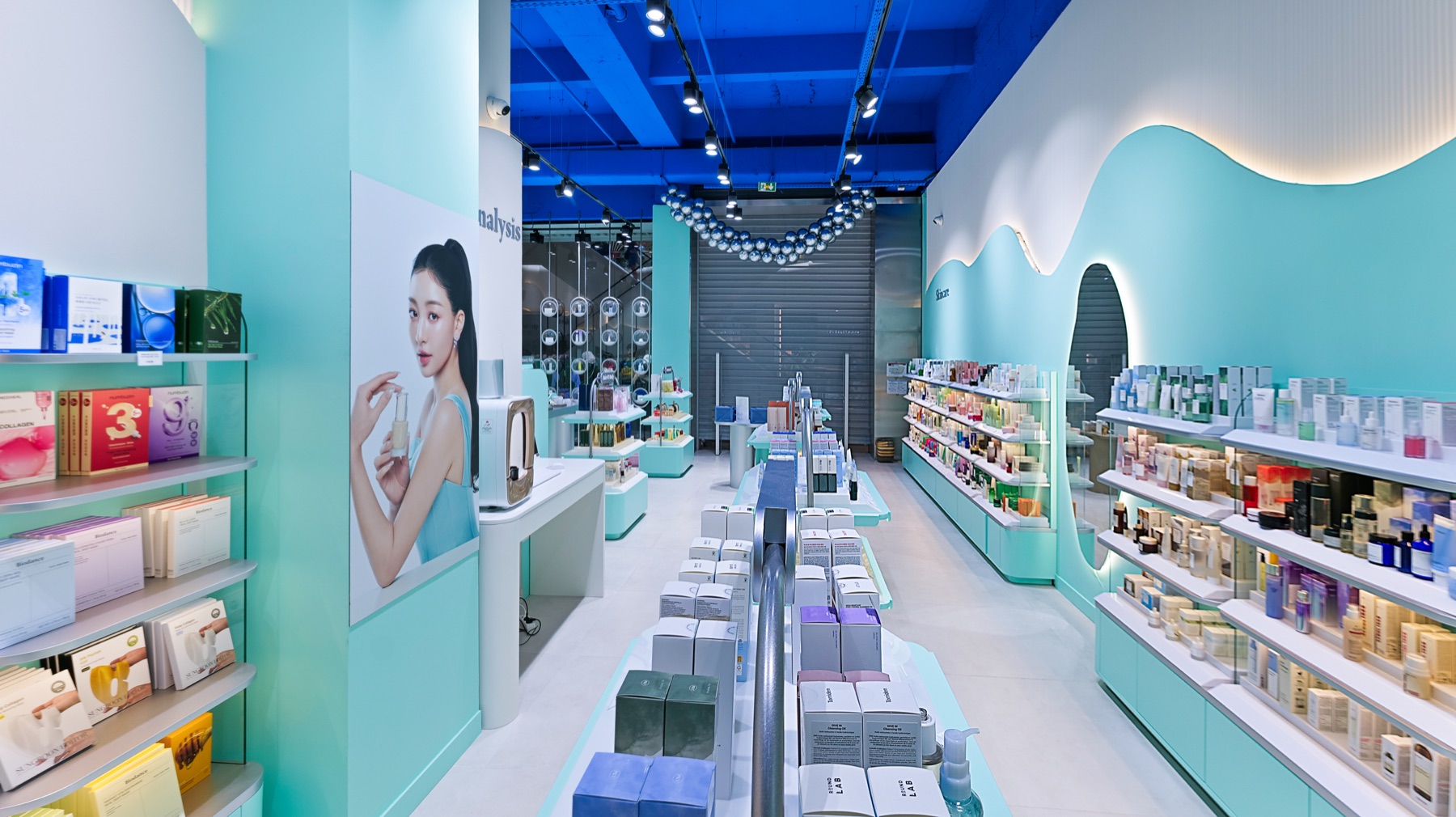 Allée centrale et présentoirs de la boutique de cosmétique coréenne Joo Beauty