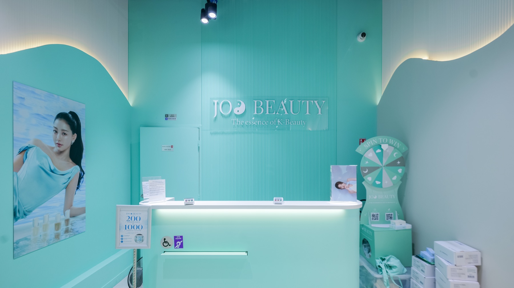 Comptoir de caisse de la boutique Joo Beauty, panneau cannelé vert d'eau et enseigne rétroéclairée