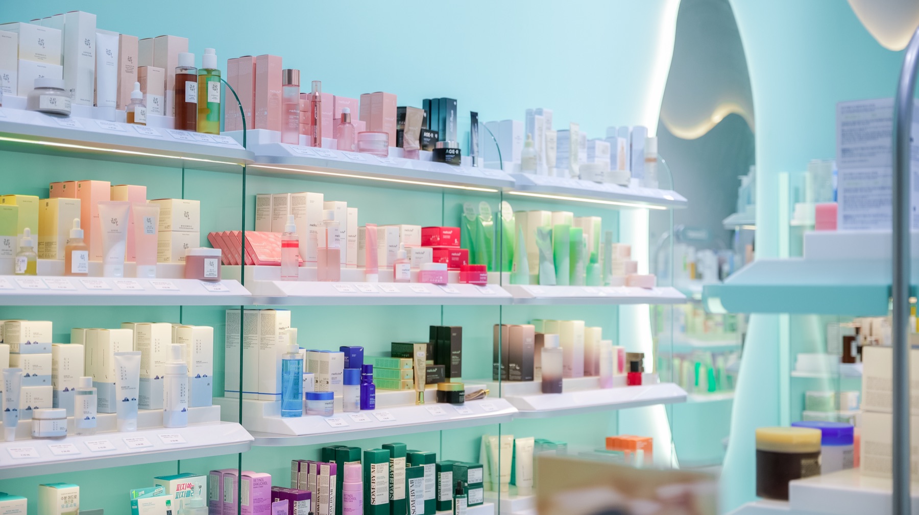 Meuble mural de soins du visage, étagères en verre et éclairage intégré