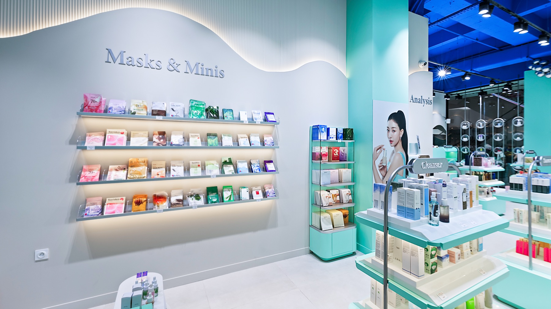 Mur de masques et signalétique en relief de la boutique Joo Beauty, gorge lumineuse en vague