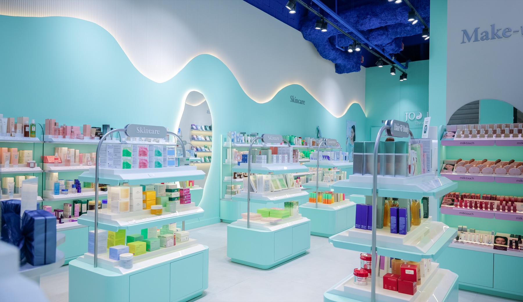 Podiums skincare et niche en arche miroir, boutique Joo Beauty Lyon