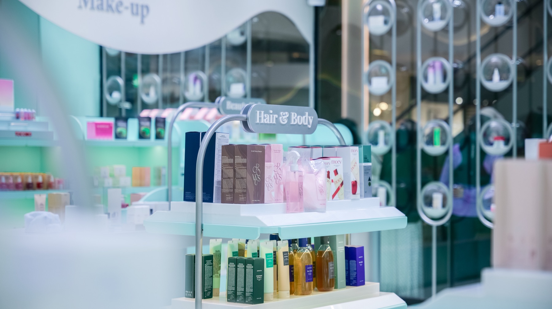 Présentoir Hair and Body sur mesure devant la vitrine de la boutique Joo Beauty