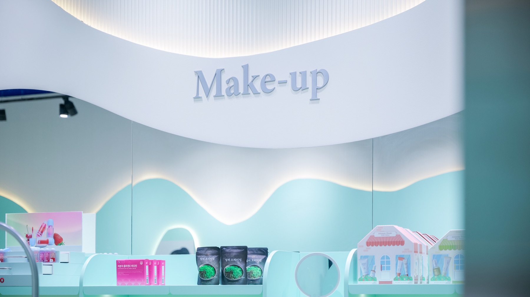 Signalétique Make-up en relief sur le mur en vague de la boutique Joo Beauty