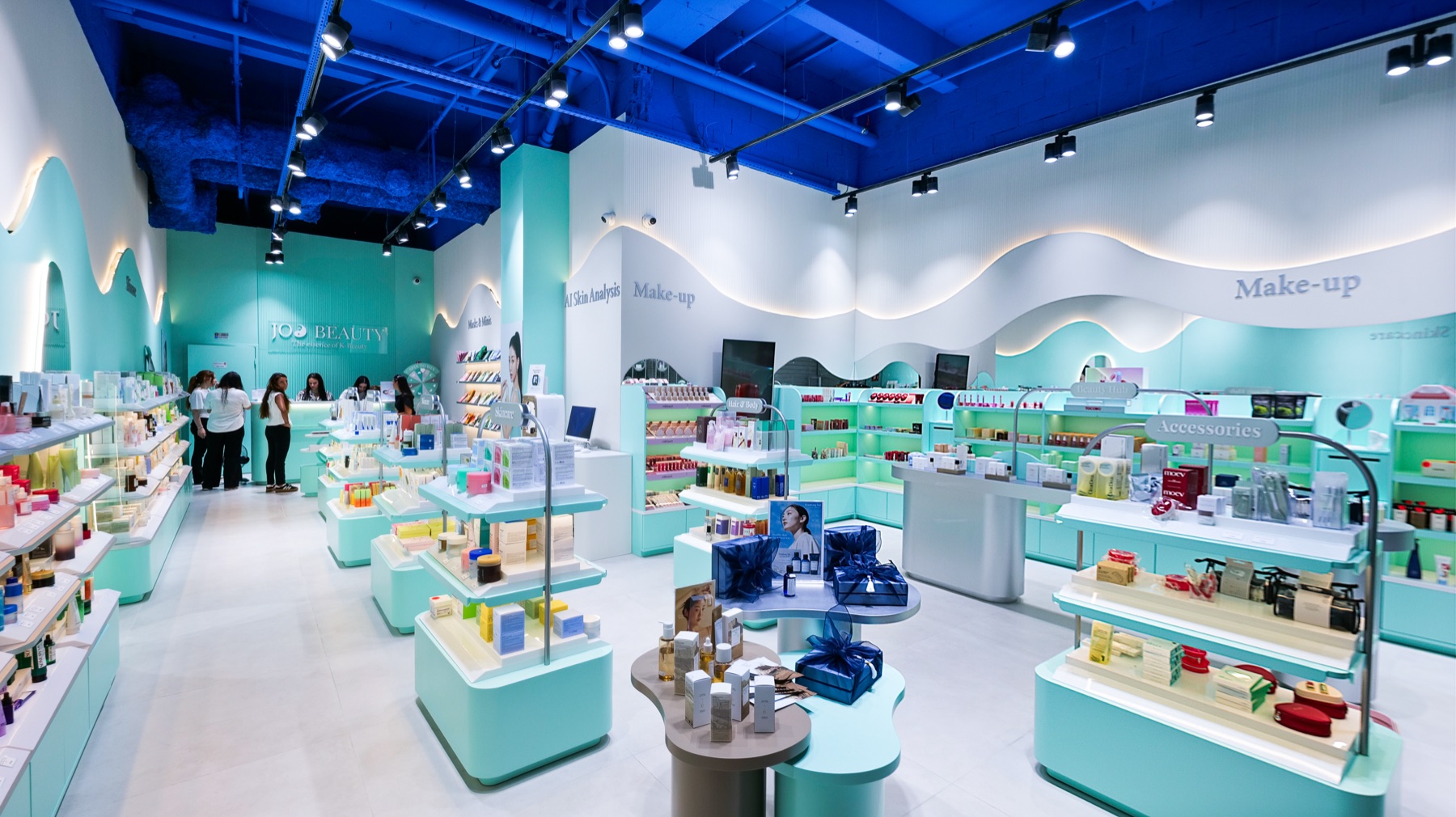 Vue d'ensemble de la boutique Joo Beauty à Lyon, mobilier de vente sur mesure réalisé par Isospace
