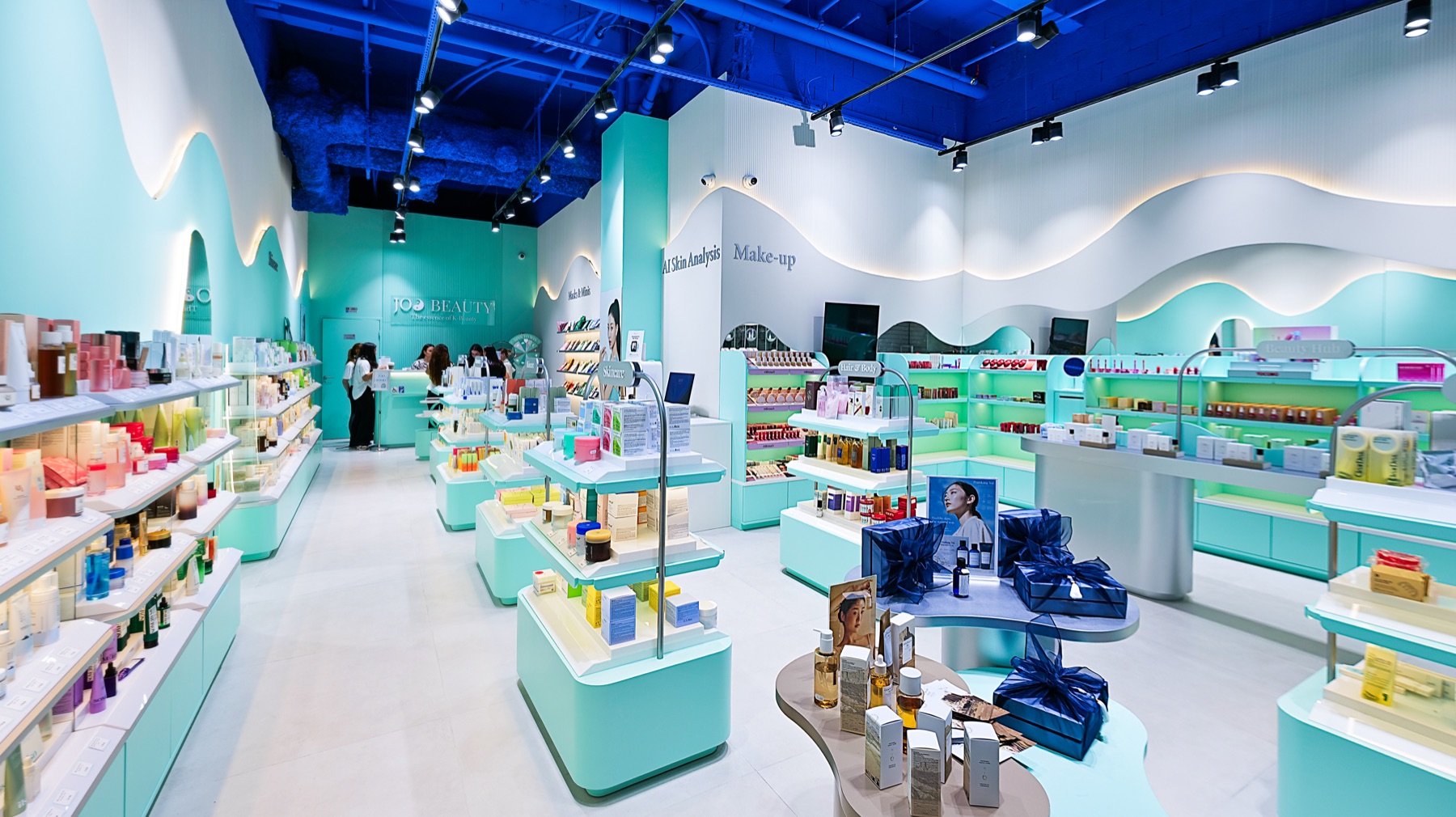 Gondoles centrales et meubles muraux de la boutique Joo Beauty à Lyon