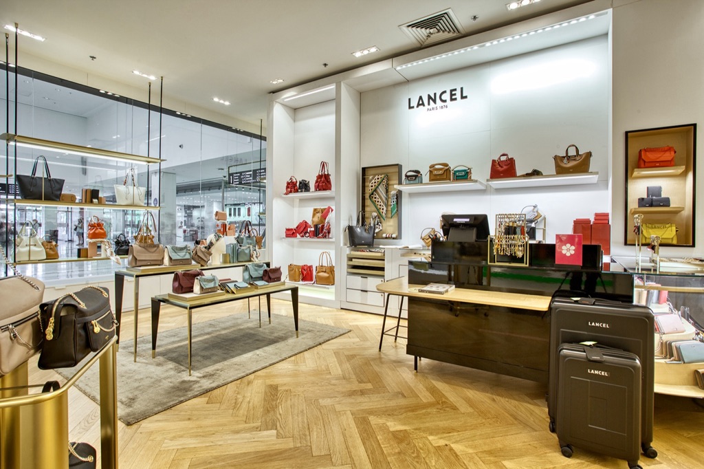 Comptoir de caisse et table de présentation du corner Lancel à Parly 2