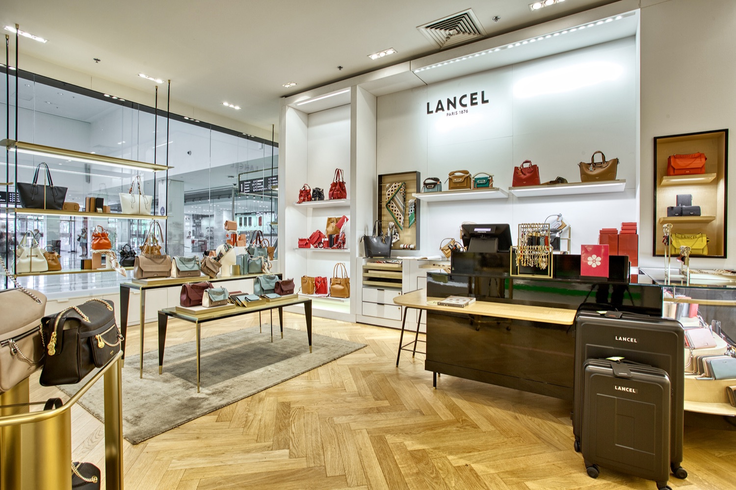 Comptoir et espace de vente du corner Lancel par Isospace