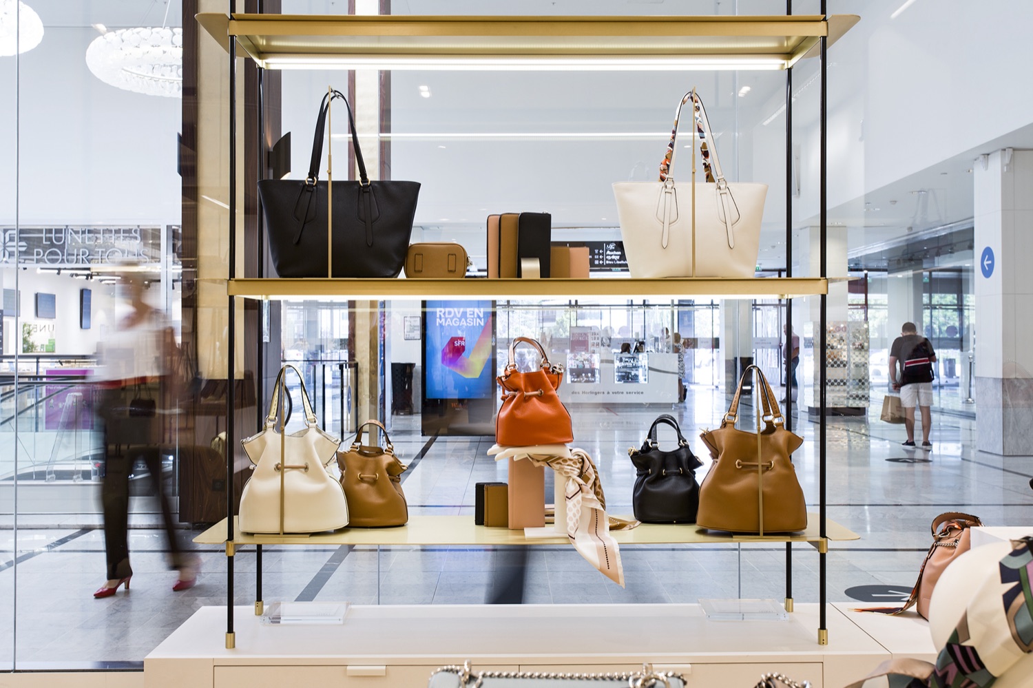 Étagère laiton de présentation des sacs Lancel
