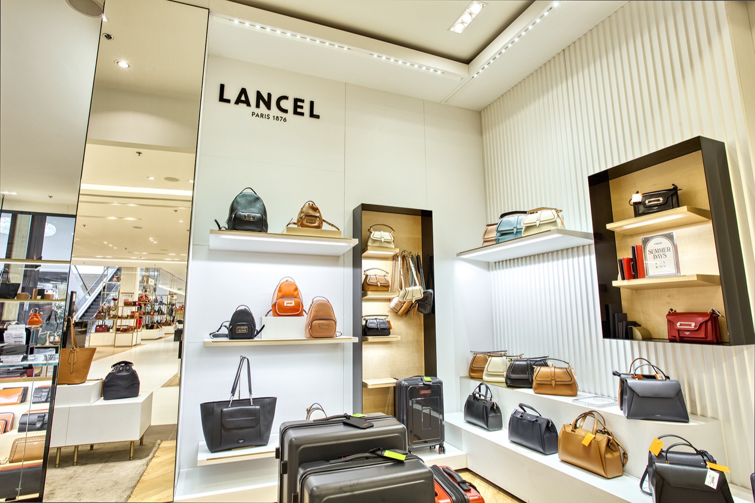 Mur d'étagères en stratifié blanc du corner Lancel par Isospace