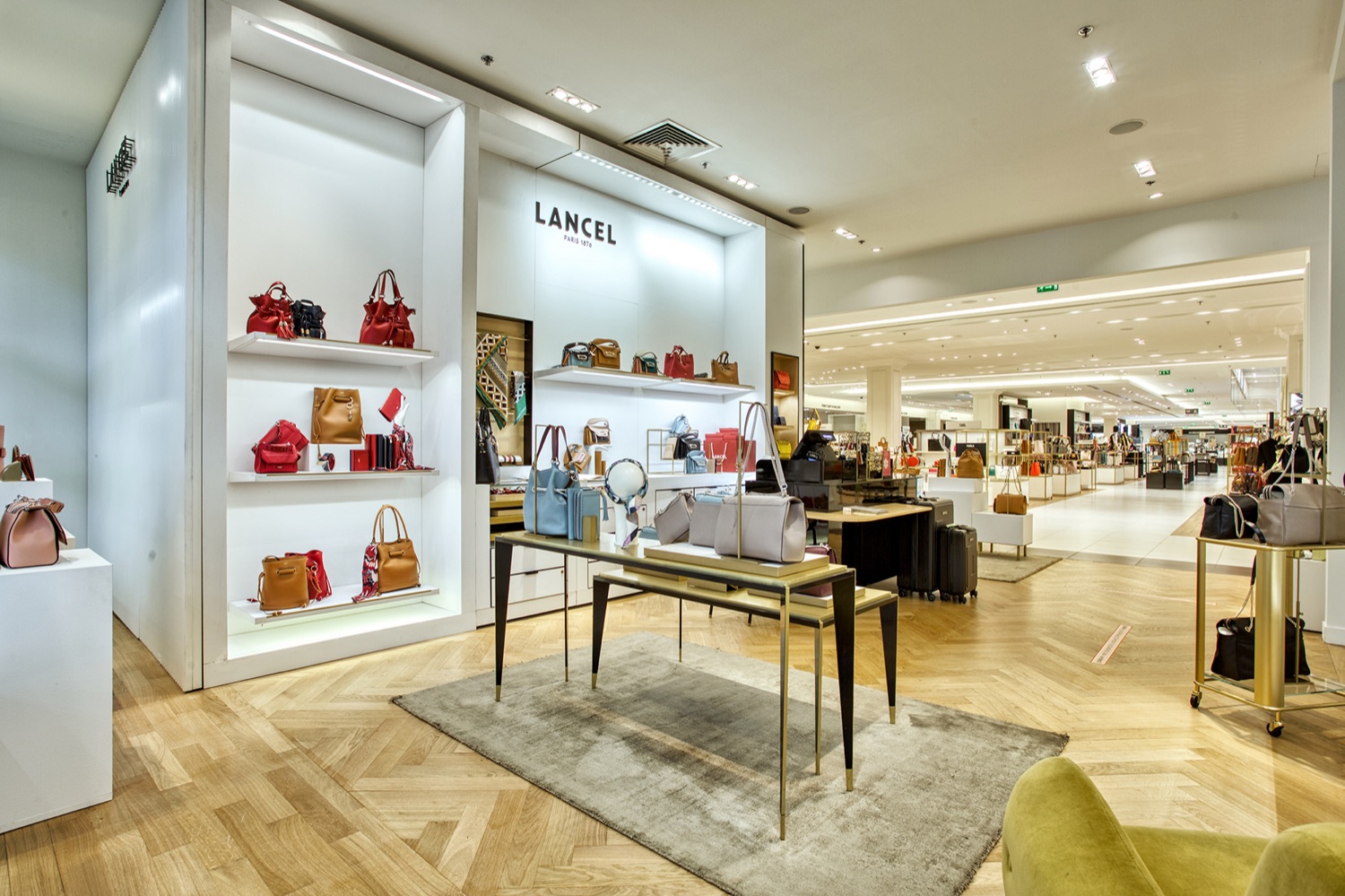 Niches lumineuses de présentation de la maroquinerie Lancel