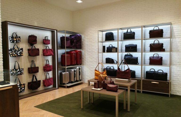 Mur de sacs et bagages rétroéclairé de la boutique Le Tanneur à Créteil Soleil