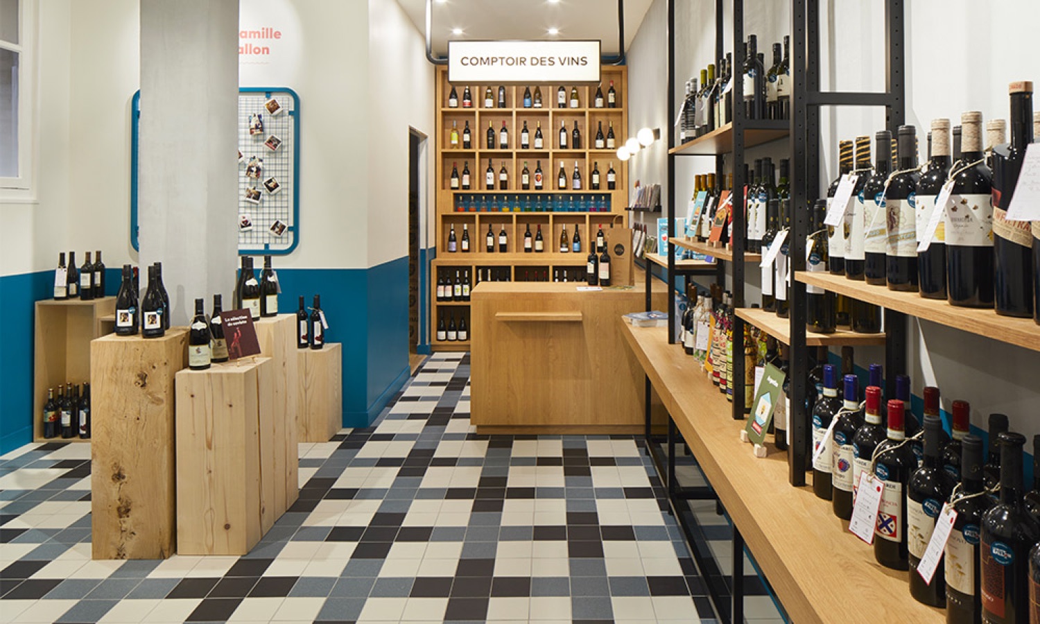 Allée et étagères bois avec caisses de vin, agencement Le Petit Ballon par Isospace