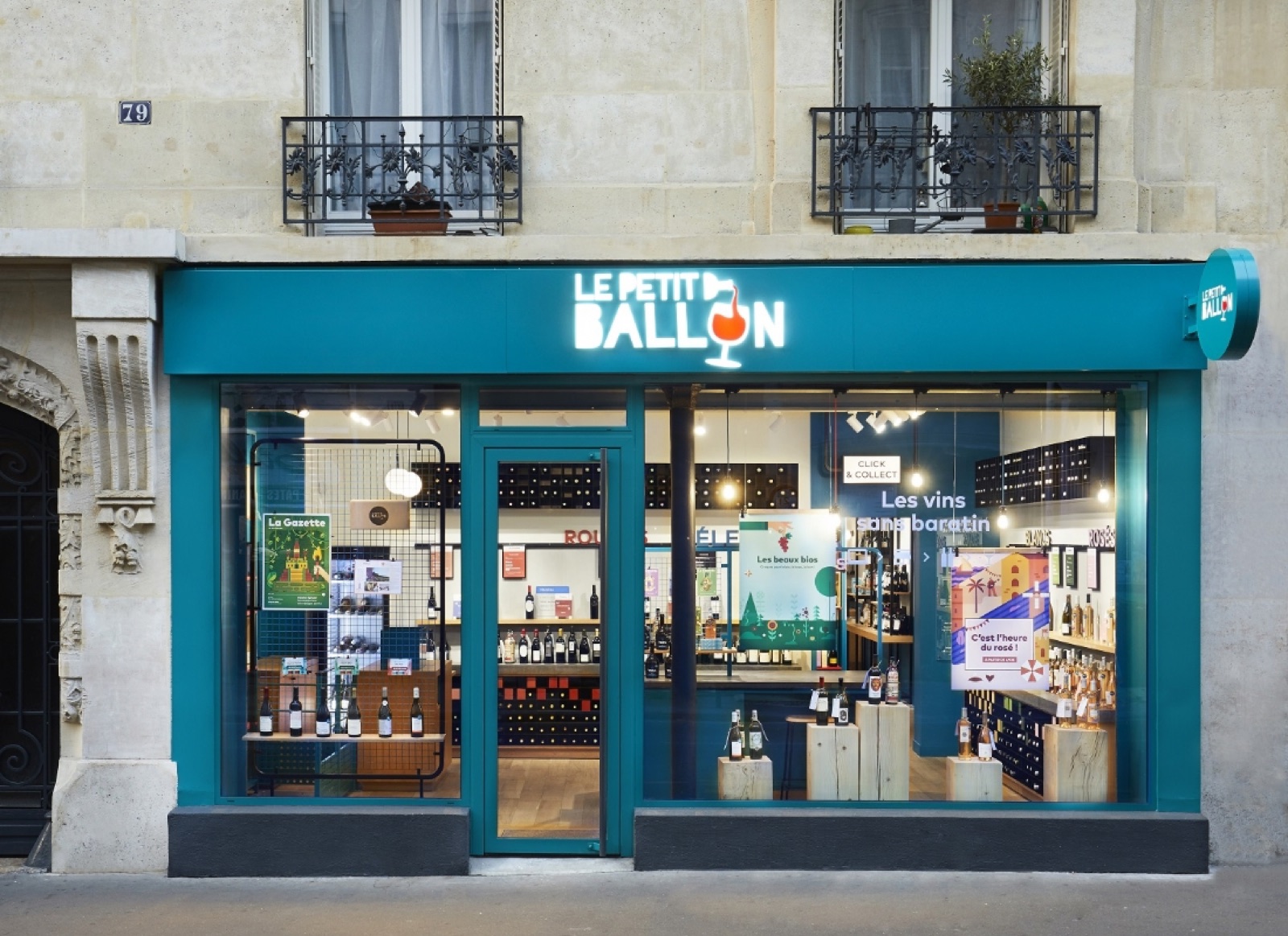 Devanture bleu canard et enseigne de la boutique Le Petit Ballon à Paris